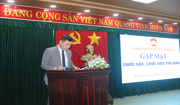 Ông Đặng Công Lợi, Phó Chủ tịch UBMTTQVN thị xã Hương Trà thông tin tình hình kinh tế xã hội, tình hình khối đại đoàn kết toàn dân 9 tháng đầu năm và phương hướng, nhiệm vụ những tháng còn lại 2024